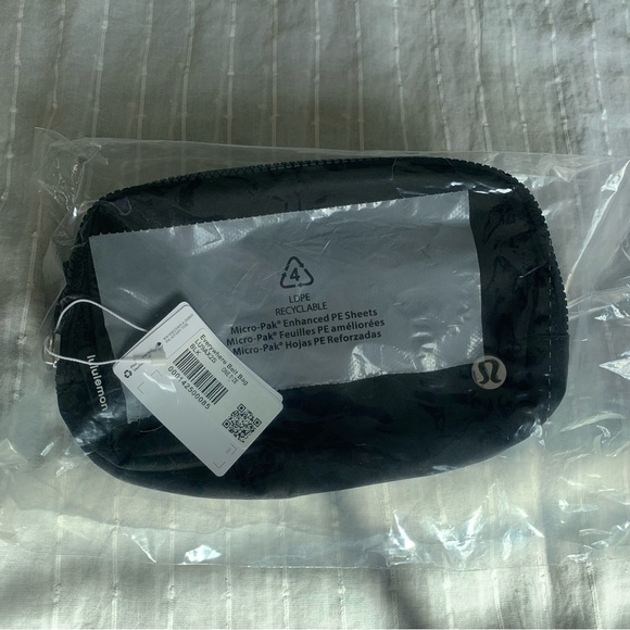 Lululemon Everywhere Belt Bag NWT - Picture 2 of 3
